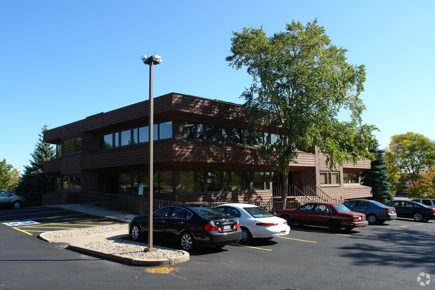 414 D'Onofrio Dr, Madison, WI à louer - Photo du bâtiment - Image 2 de 3