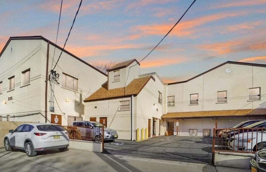 235 Dongan Hills Ave, Staten Island, NY à louer - Photo du bâtiment - Image 2 de 8