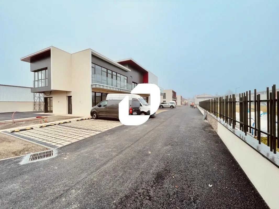 Office in Décines-Charpieu for lease Building Photo- Image 1 of 15