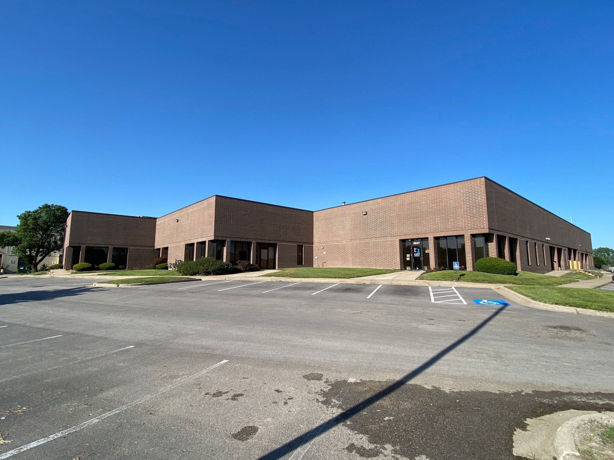 3601-3617 N Kimball Dr, Kansas City, MO for lease Primary Photo- Image 1 of 5
