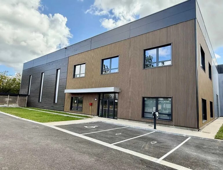 Office in Trappes for lease - Building Photo - Image 2 of 12