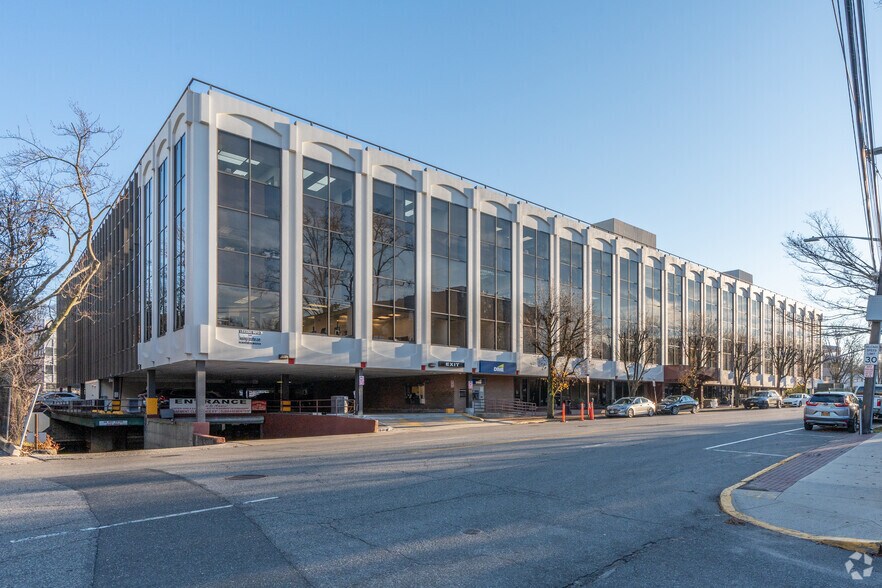 98 Cuttermill Rd, Great Neck, NY à louer - Photo du bâtiment - Image 1 de 12