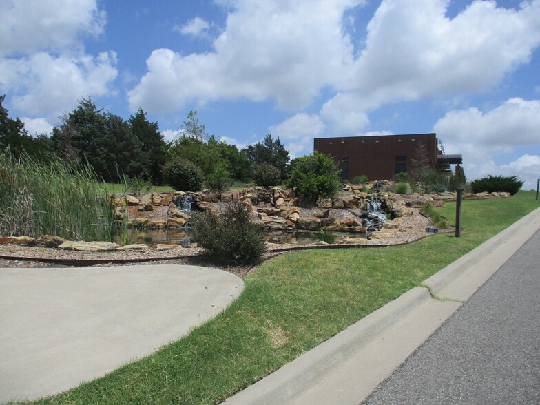 1038 Airport Rd, Weatherford, OK for sale - Building Photo - Image 1 of 62