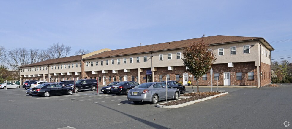 7 Cedar Grove Ln, Somerset, NJ à louer - Photo principale - Image 1 de 6