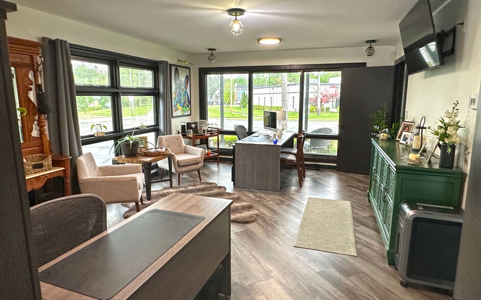 32300 Grand River Ave, Farmington, MI à louer - Photo principale - Image 1 de 9