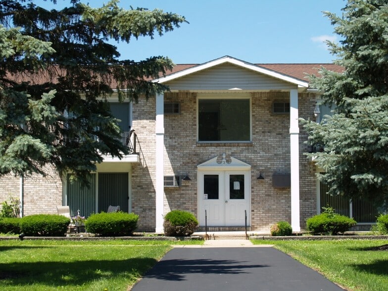 Meadowlawn and Meadowspring Apartments portfolio of 2 properties for sale on LoopNet.ca - Building Photo - Image 2 of 29