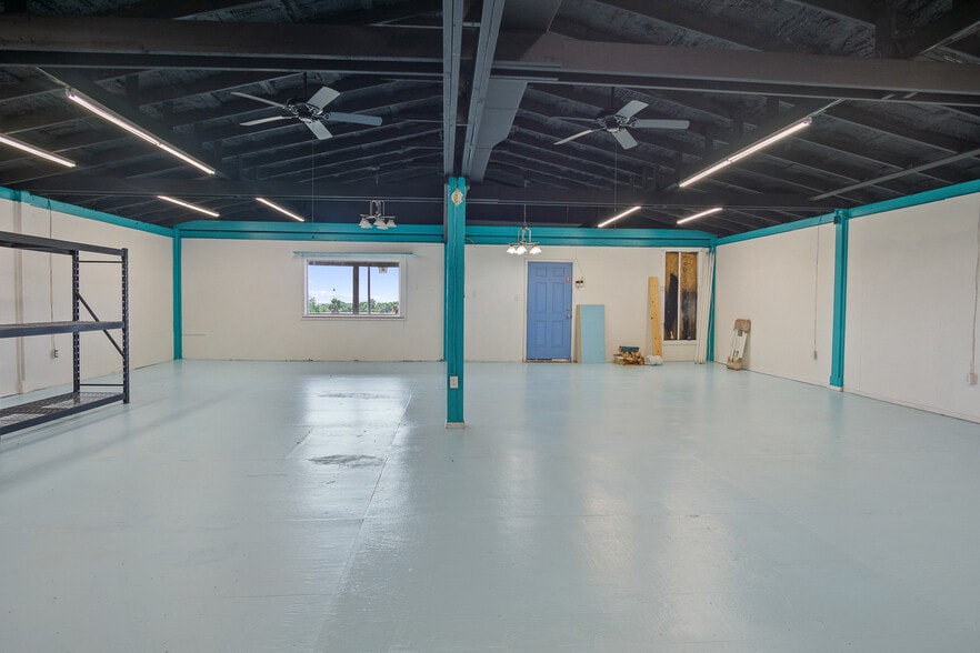 990 Alma Rd, Crystal Beach, TX for sale - Interior Photo - Image 2 of 19