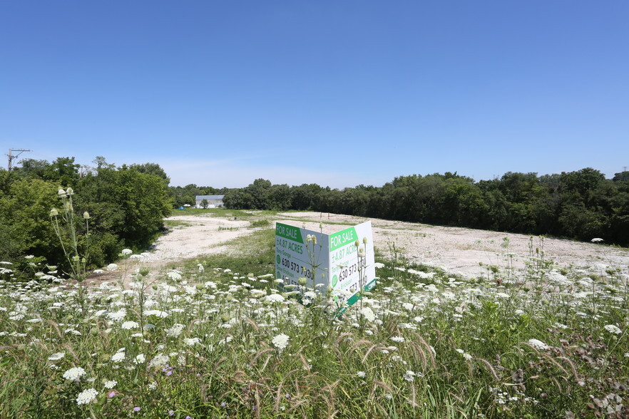 100 E Indian Rd, Aurora, IL for sale - Primary Photo - Image 1 of 1