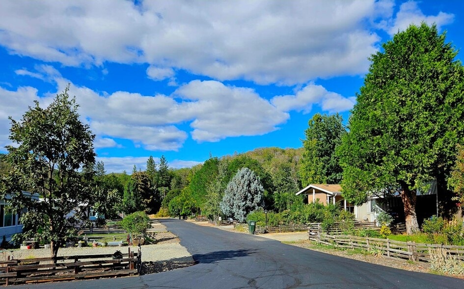 6901 Old Stage Rd, Central Point, OR for sale - Building Photo - Image 3 of 15