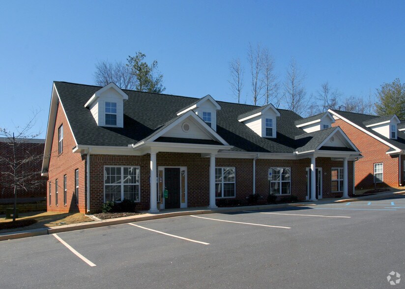 213 E Butler Rd, Mauldin, SC à louer - Photo du bâtiment - Image 2 de 7
