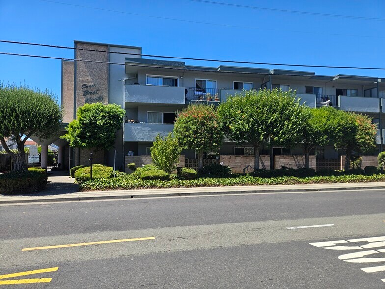 1049 Armstrong St, Hayward, CA à vendre - Photo du bâtiment - Image 3 de 41