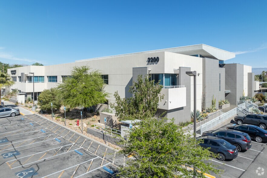 2200 S Rancho Dr, Las Vegas, NV à vendre - Photo du bâtiment - Image 2 de 7