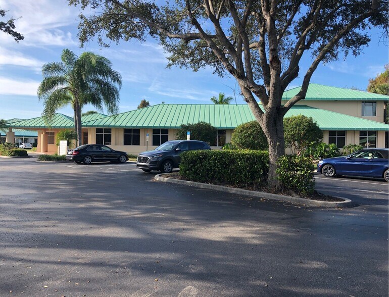 671 Goodlette Rd N, Naples, FL à louer - Photo du bâtiment - Image 3 de 6