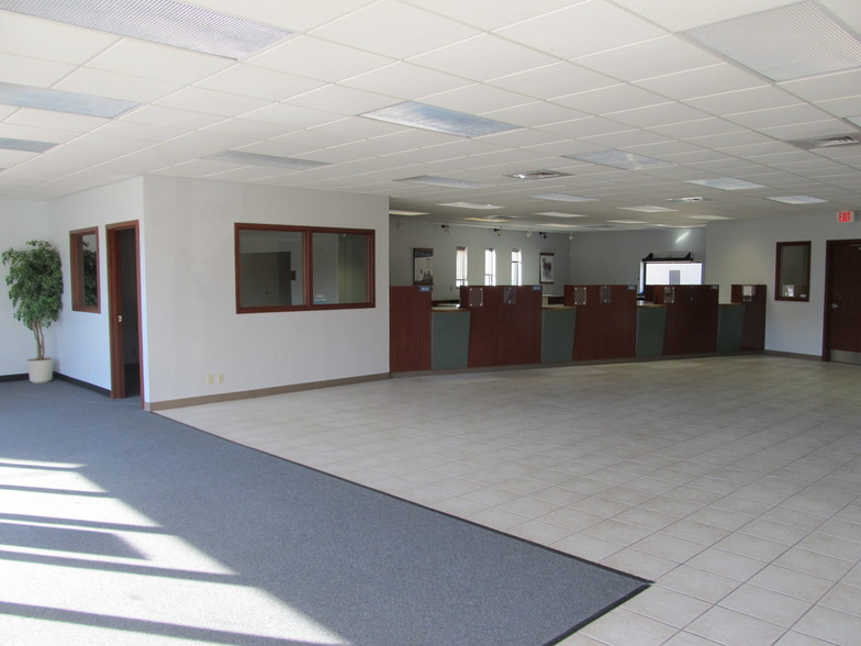 121 E Lake Ave, Peoria, IL à vendre - Photo du bâtiment - Image 2 de 6