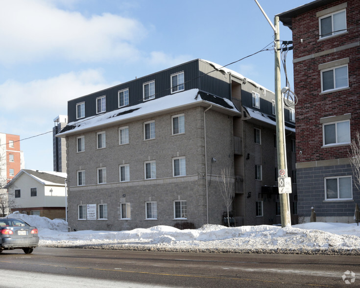 35-37 Columbia St W, Waterloo, ON à vendre - Photo du bâtiment - Image 2 de 2