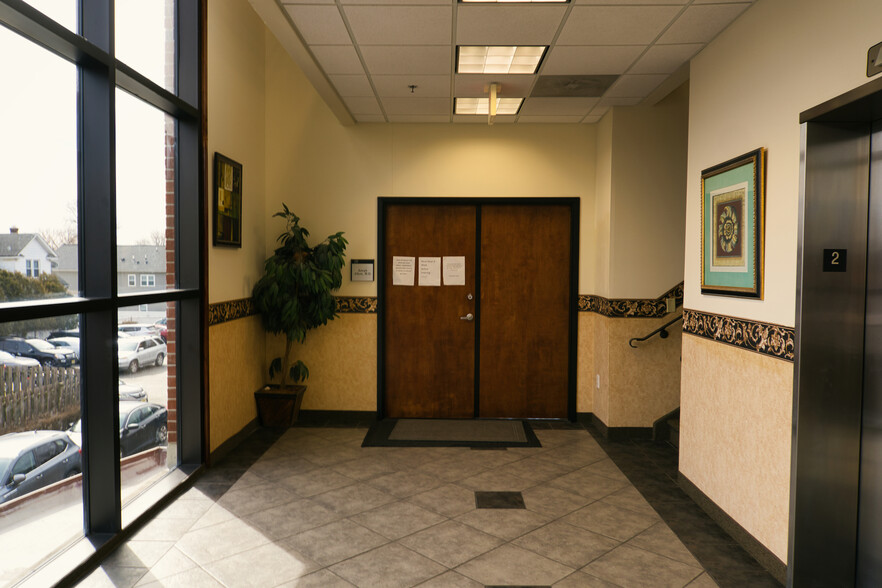 515 Wood Ave, Linden, NJ for lease - Lobby - Image 2 of 22