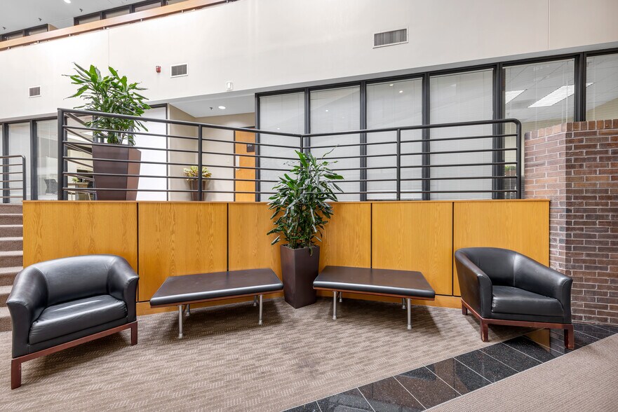 2055 Craigshire Rd, Saint Louis, MO à louer - Photo du bâtiment - Image 3 de 28