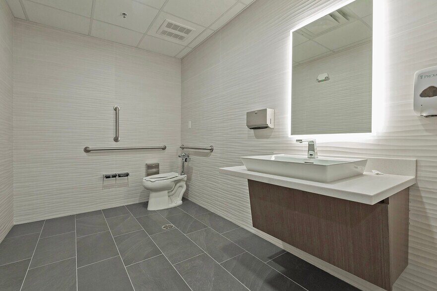 2277 Fort Union Blvd, Salt Lake City, UT à louer - Photo du bâtiment - Image 3 de 7