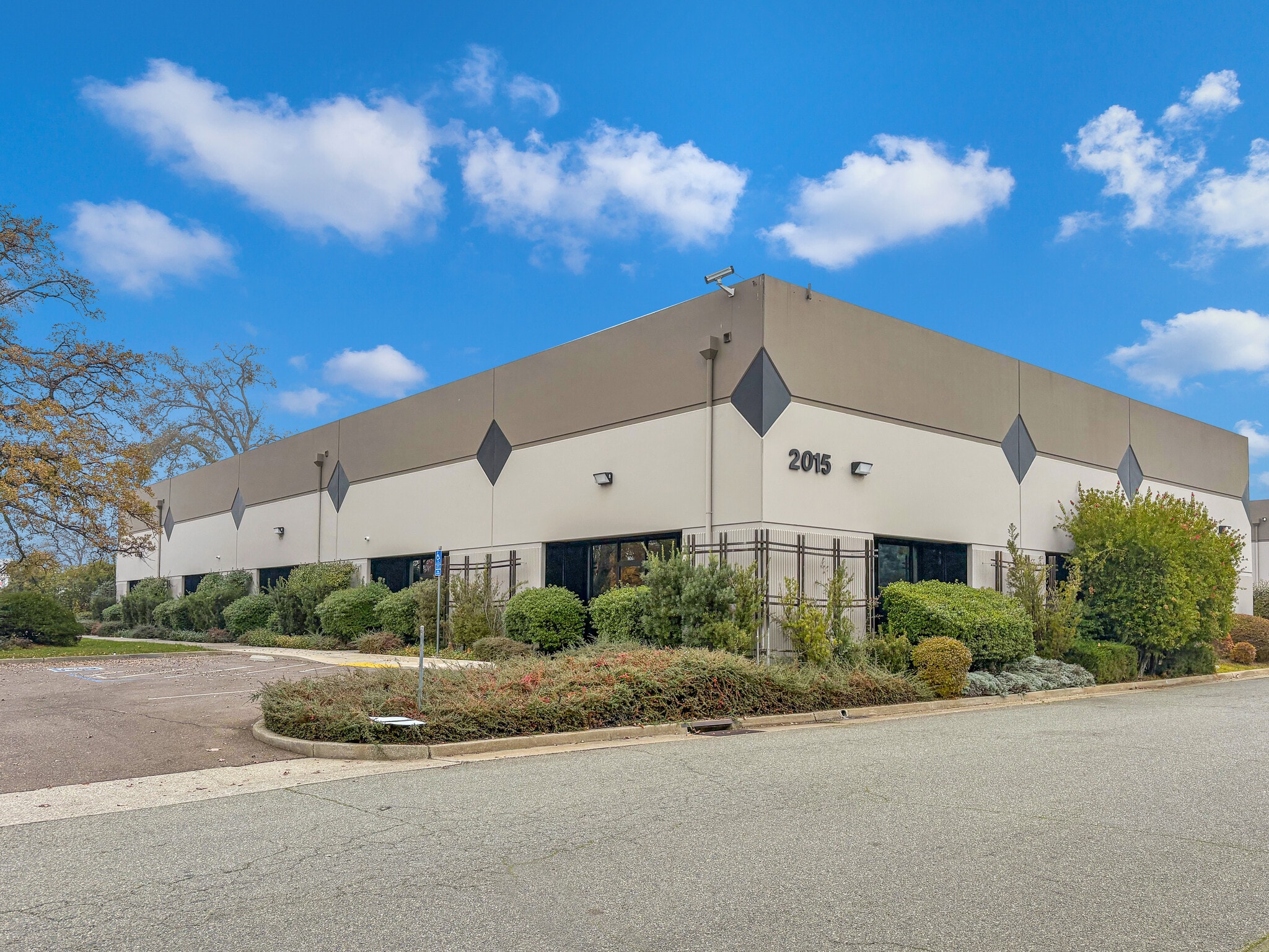 2015 Airpark Ct, Auburn, CA for lease Primary Photo- Image 1 of 8