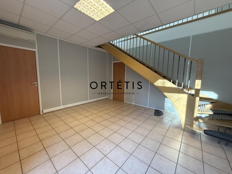 36 Rue De Marclan, Muret for lease - Interior Photo - Image 2 of 12