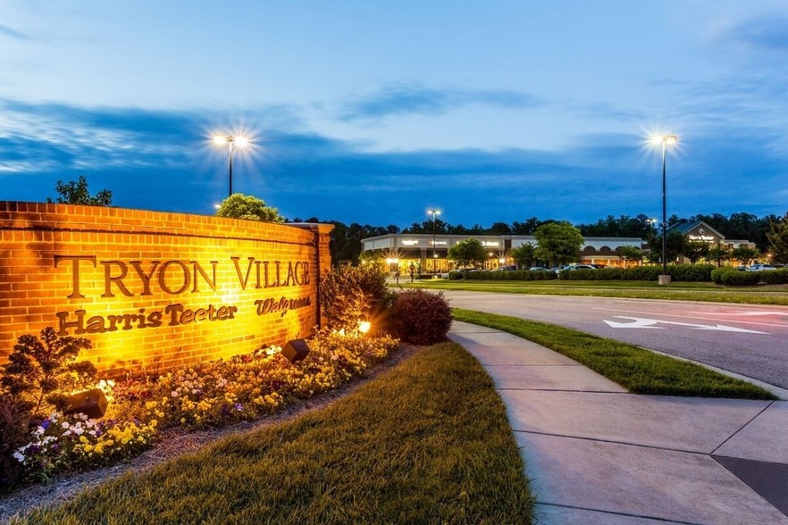 8204 Tryon Woods Rd, Raleigh, NC à louer - Photo du bâtiment - Image 2 de 12