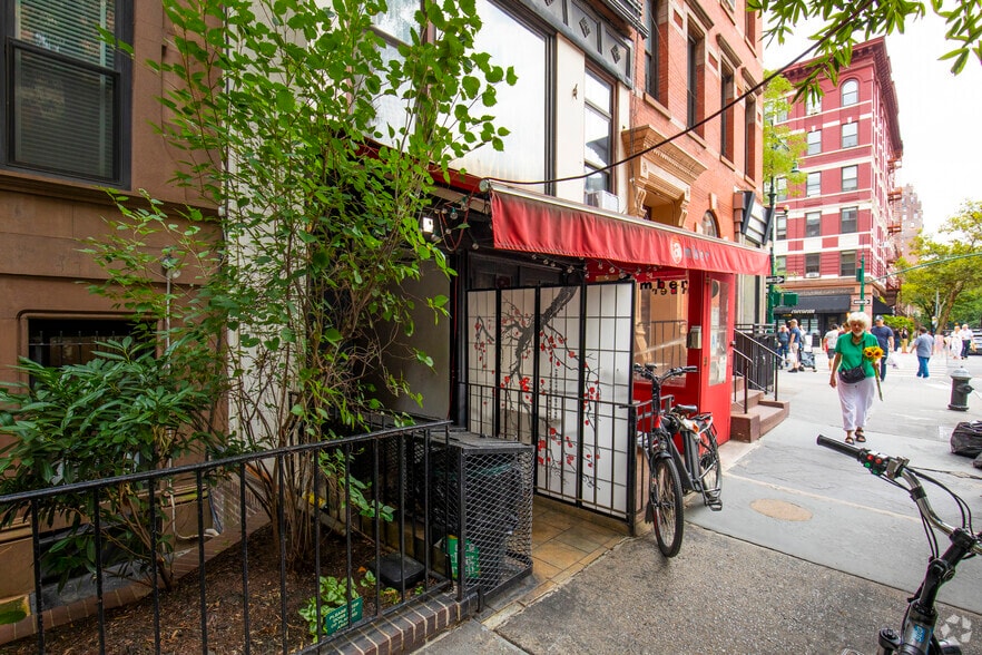 103 W 70th St, New York, NY for lease - Building Photo - Image 2 of 4