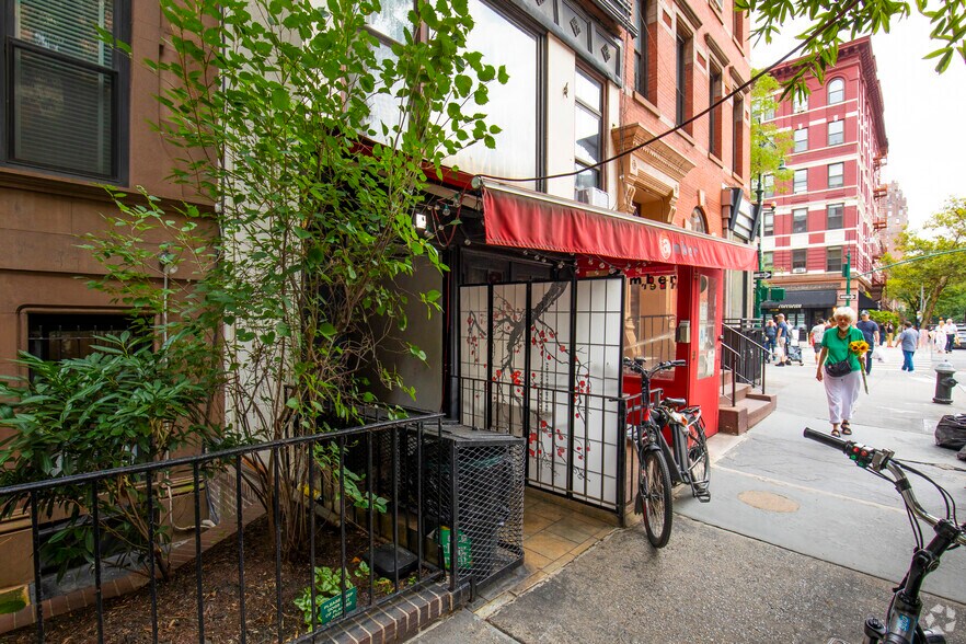 103 W 70th St, New York, NY à louer - Photo du bâtiment - Image 2 de 4