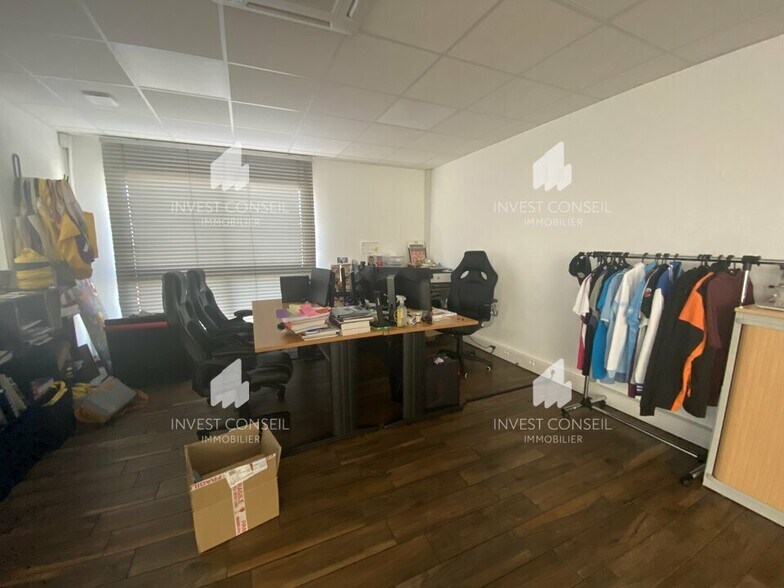 10 Avenue Du Fief, SAINT-OUEN-L'AUMONE for sale - Interior Photo - Image 3 of 8