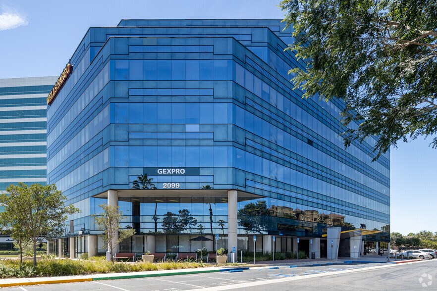 2099 S State College Blvd, Anaheim, CA à louer - Photo du bâtiment - Image 3 de 9