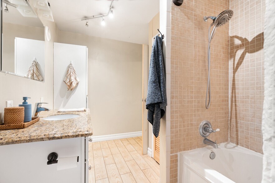 1824 SW Greenway Cir, West Linn, OR à vendre - Photo du bâtiment - Image 3 de 56