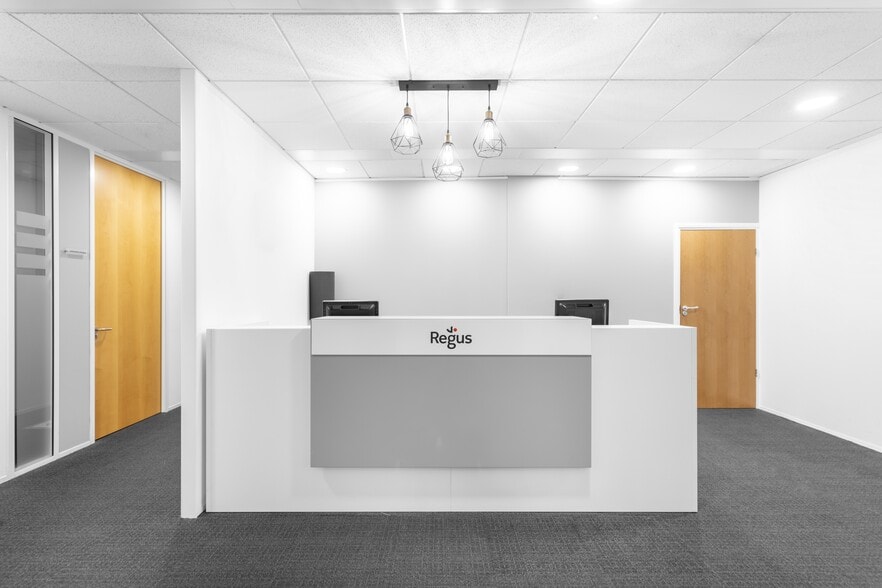 Maxwell Rd, Borehamwood for lease - Interior Photo - Image 2 of 10