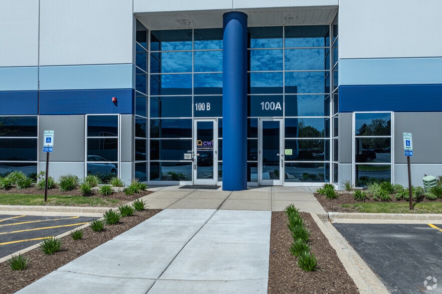 100 N Gary Ave, Roselle, IL à louer - Photo du bâtiment - Image 2 de 5