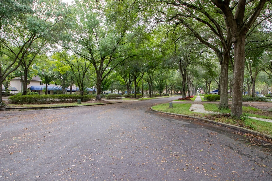 2310 Commerce Point Dr, Lakeland, FL for lease - Building Photo - Image 3 of 14