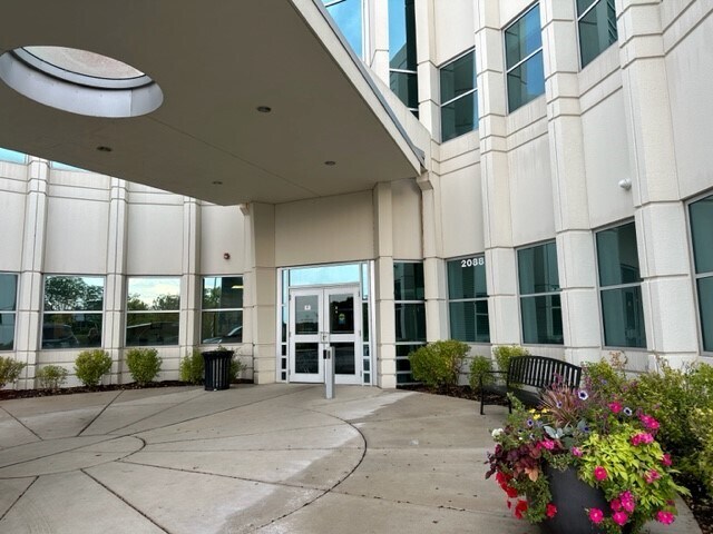 2088 Ogden Ave, Aurora, IL à louer - Photo du bâtiment - Image 3 de 10