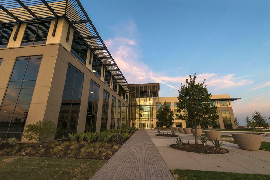 9800 Hillwood Pky, Fort Worth, TX à louer - Photo du bâtiment - Image 3 de 10