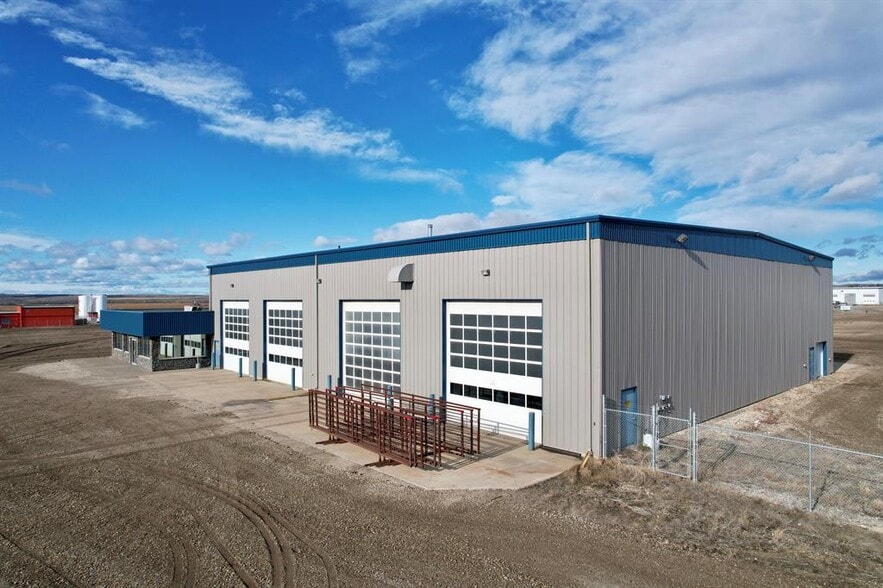 100-3 Street, Beaverlodge, AB à vendre - Photo du bâtiment - Image 3 de 43