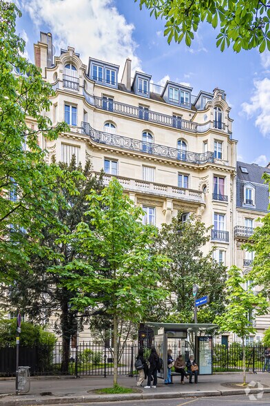 Immeuble residentiel dans Paris à vendre - Photo du bâtiment - Image 2 de 2