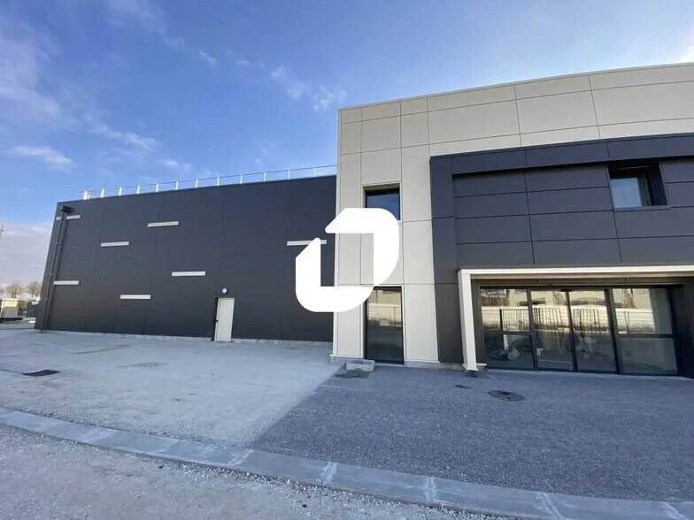 Bureau dans Le Mesnil-Amelot à louer - Photo du bâtiment - Image 2 de 9