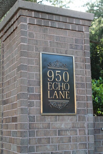 950 Echo Ln, Houston, TX à louer - Photo du bâtiment - Image 2 de 12