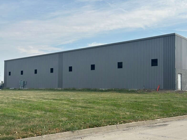 1035 SE Frontier Ave, Waukee, IA for lease - Building Photo - Image 3 of 6