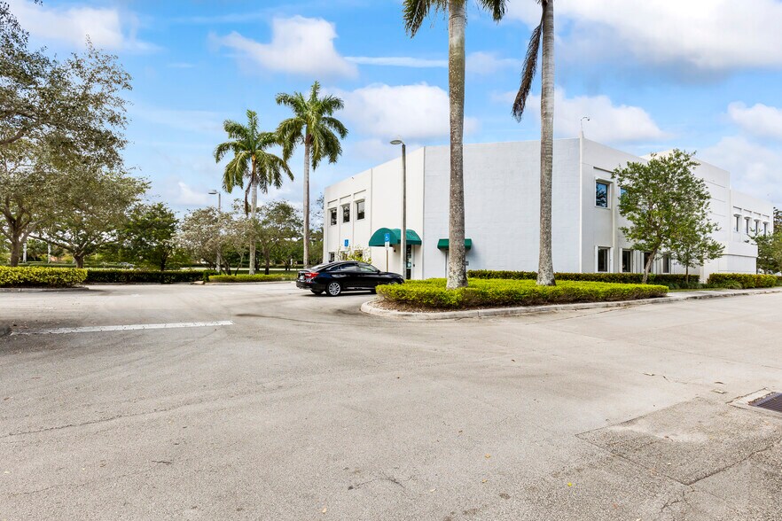 Village Plaza of Weston Florida portefeuille de 2 propriétés à vendre sur LoopNet.ca - Photo du bâtiment - Image 3 de 28