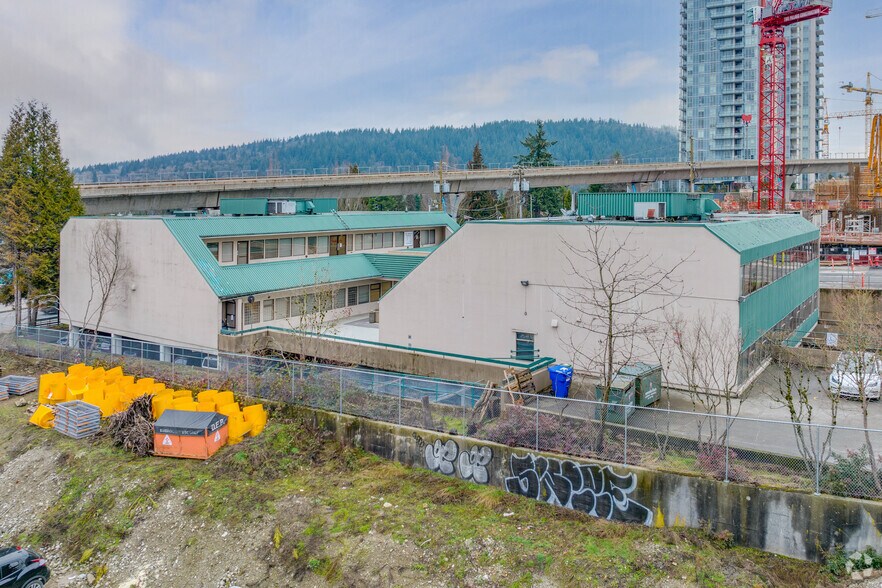 504 Cottonwood Ave, Coquitlam, BC à louer - Photo du bâtiment - Image 2 de 7