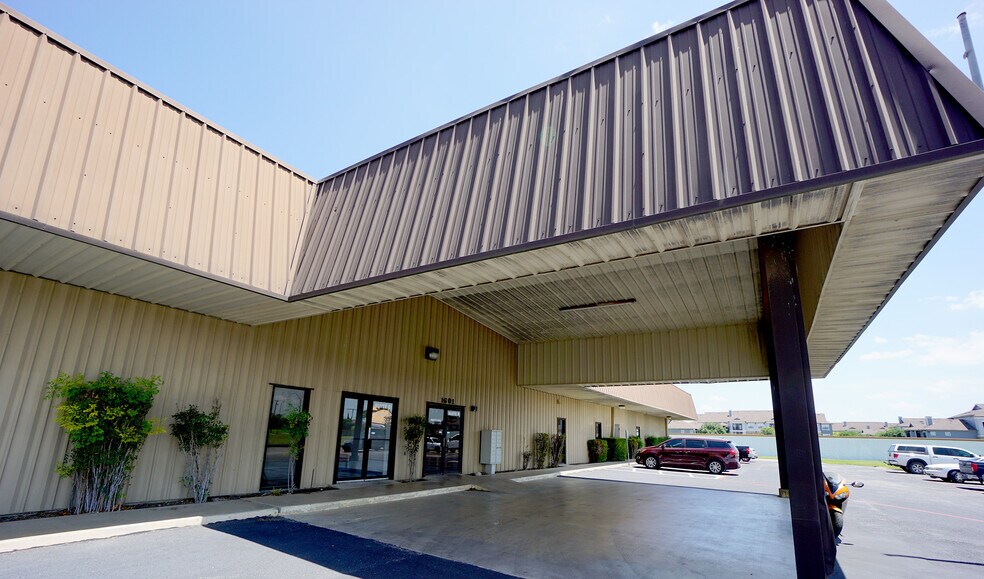 1601 N A W Grimes Blvd, Round Rock, TX for lease - Building Photo - Image 2 of 11