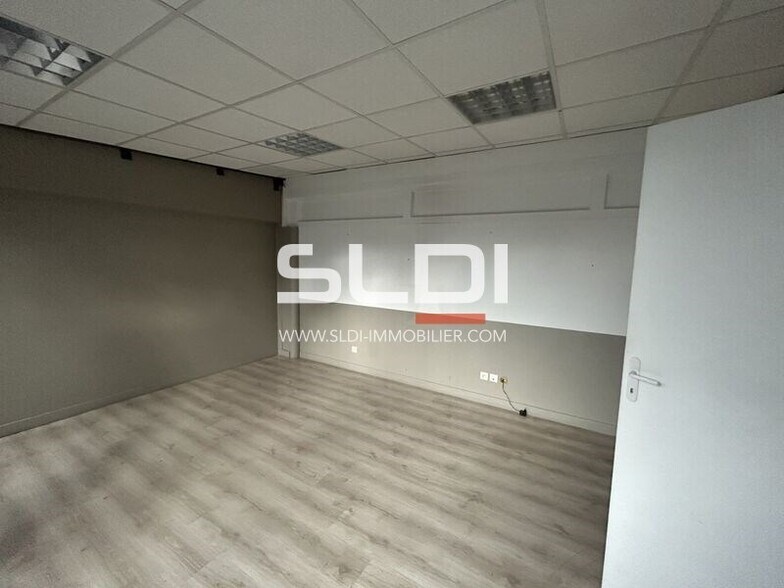 Flex in Genay for lease - Interior Photo - Image 3 of 7