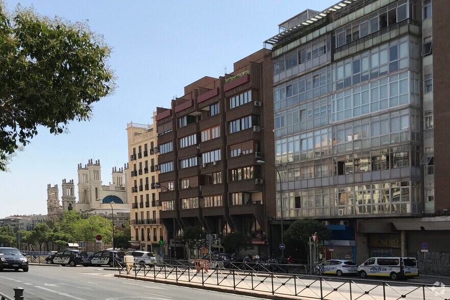 Calle Raimundo Fernández Villaverde, 12, Madrid, Madrid à louer - Photo du bâtiment - Image 2 de 2