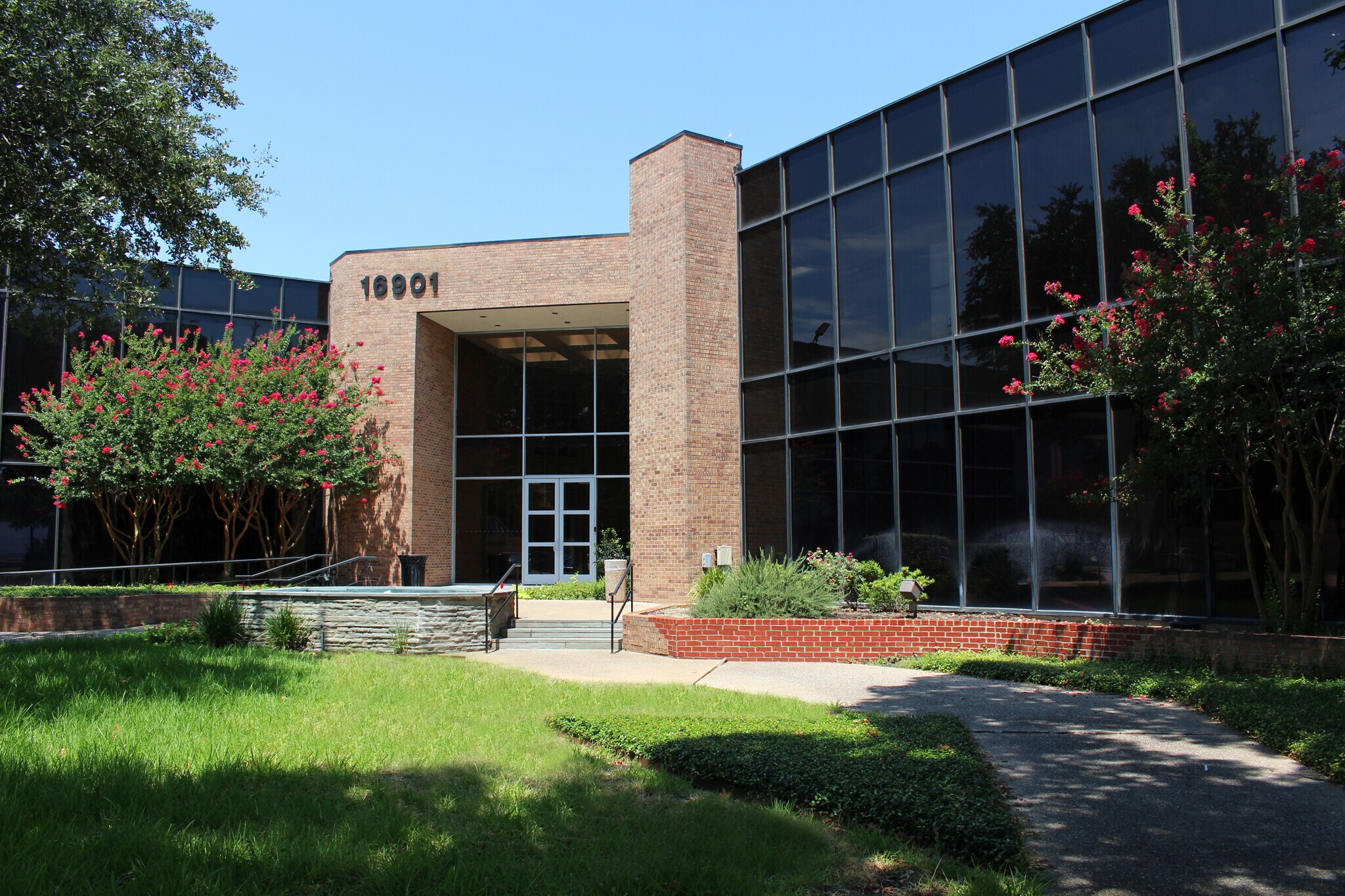 16901 N Dallas Pky, Addison, TX à louer Photo principale- Image 1 de 10