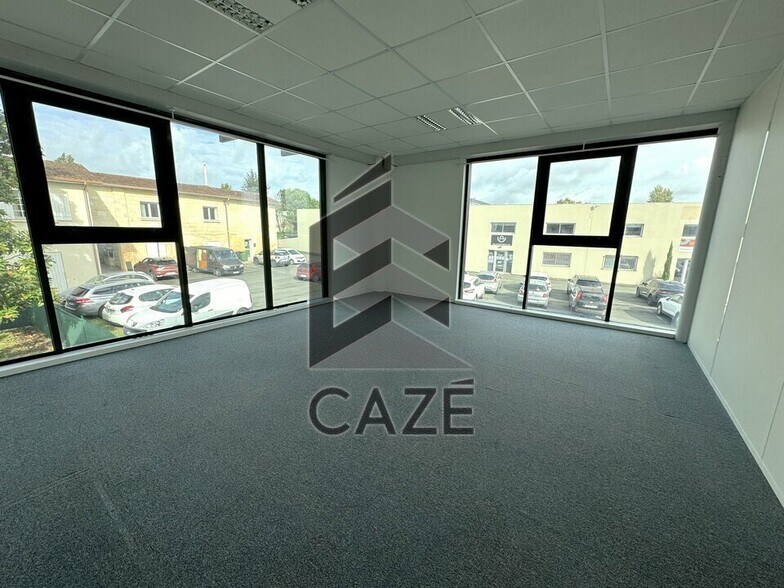 Office in Lormont for lease - Interior Photo - Image 1 of 6