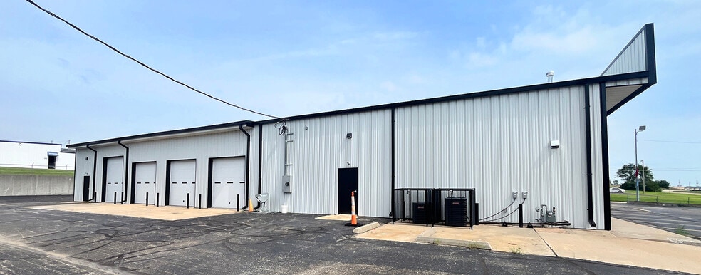 315 SW 32nd Ter, Topeka, KS for lease - Building Photo - Image 2 of 7