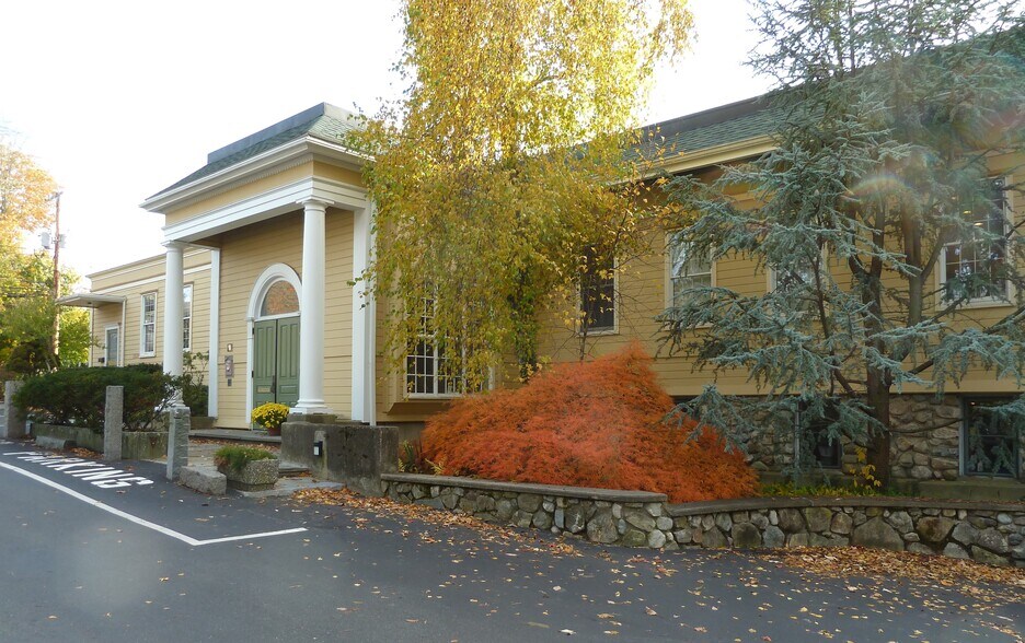 294 Pleasant St, Stoughton, MA à vendre - Photo du bâtiment - Image 3 de 43