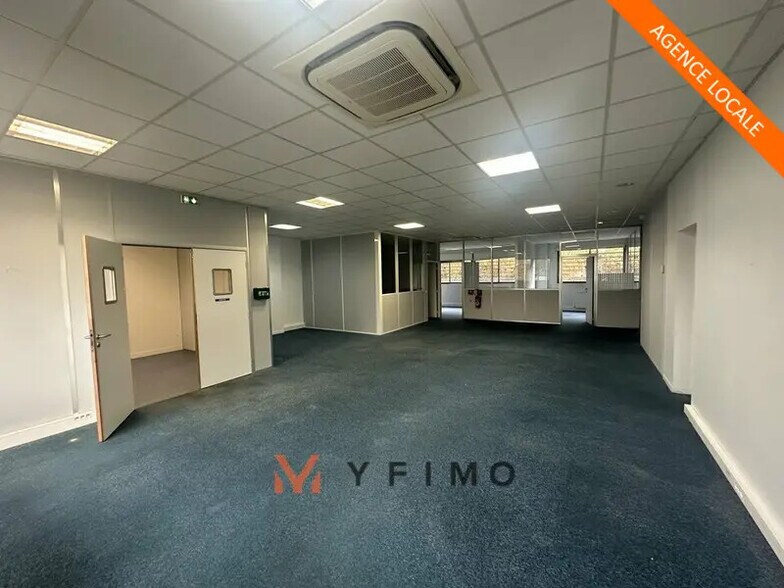 Office in Poissy for lease - Building Photo - Image 2 of 18